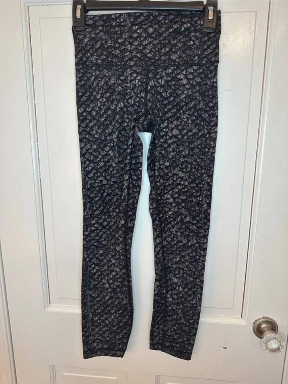 Lululemon Black/Gray Geometric Patterned Leggings size 6 EUC